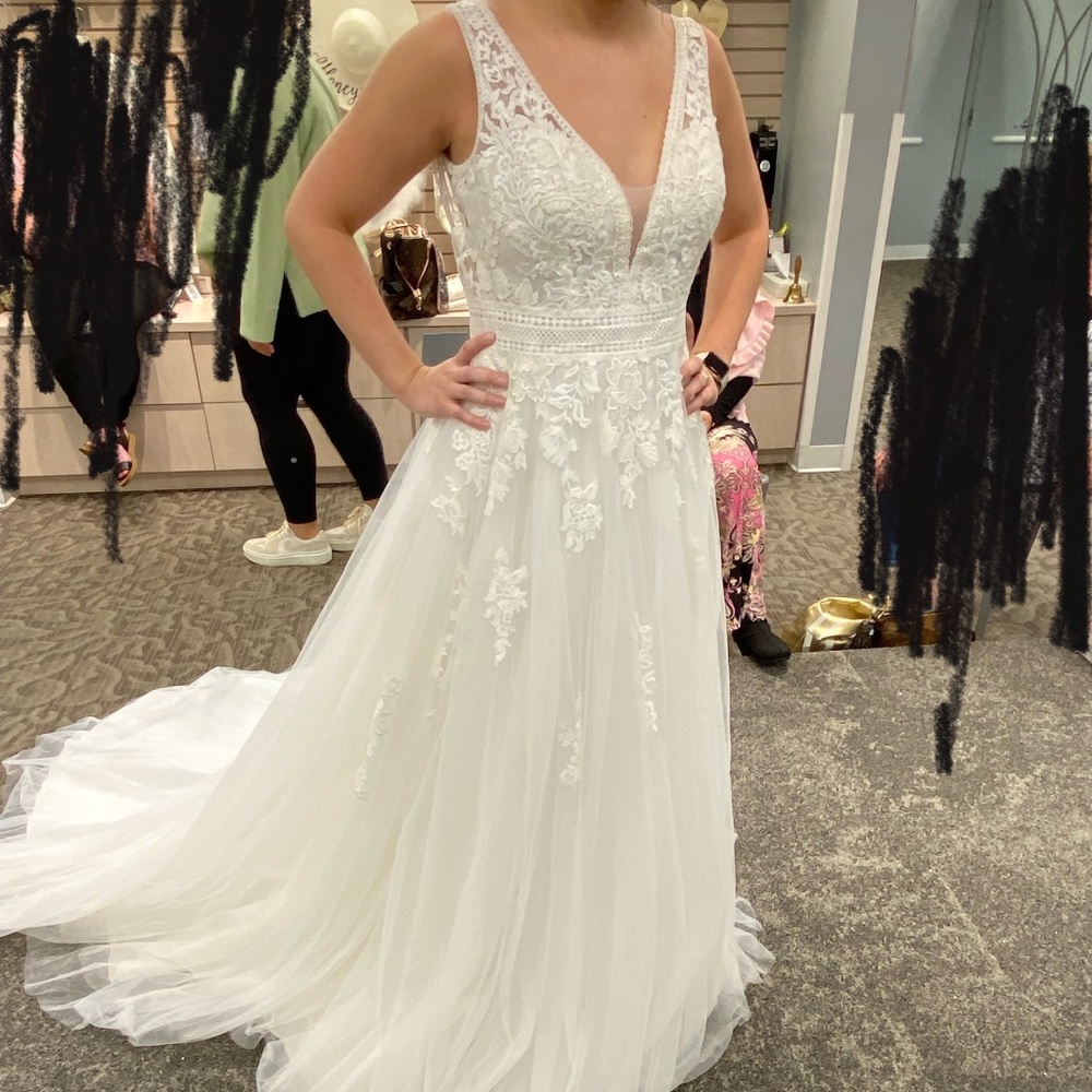 embroidered v-neck wedding dress with tulle skirt Size 6